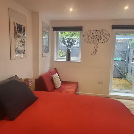 121 Studio - Central Studio Apartment, Terrace & Full Kitchen - Airport & Train Shuttle Bishop's Stortford Exterior photo