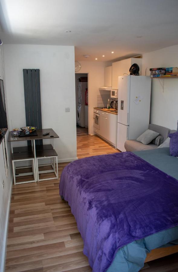 121 Studio - Central Studio Apartment, Terrace & Full Kitchen - Airport & Train Shuttle Bishop's Stortford Exterior photo