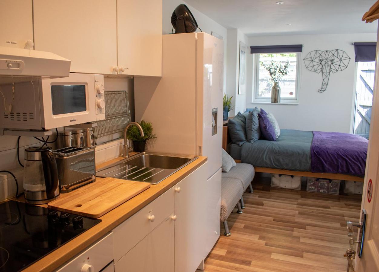 121 Studio - Central Studio Apartment, Terrace & Full Kitchen - Airport & Train Shuttle Bishop's Stortford Exterior photo