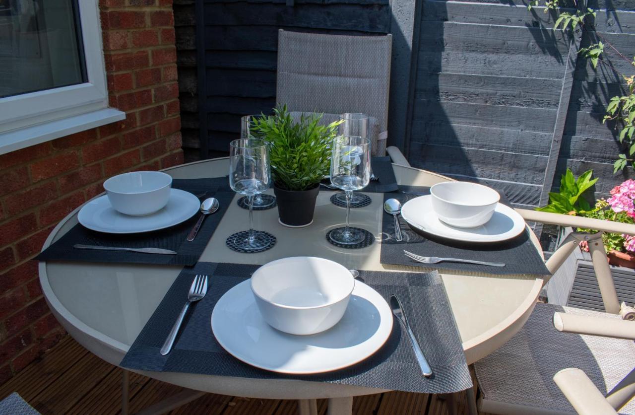 121 Studio - Central Studio Apartment, Terrace & Full Kitchen - Airport & Train Shuttle Bishop's Stortford Exterior photo