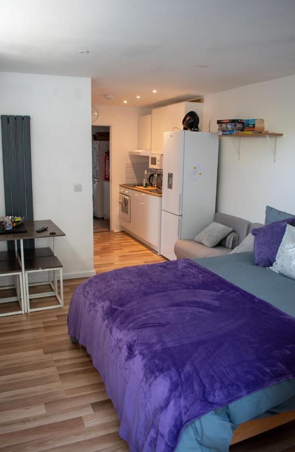 121 Studio - Central Studio Apartment, Terrace & Full Kitchen - Airport & Train Shuttle Bishop's Stortford Exterior photo