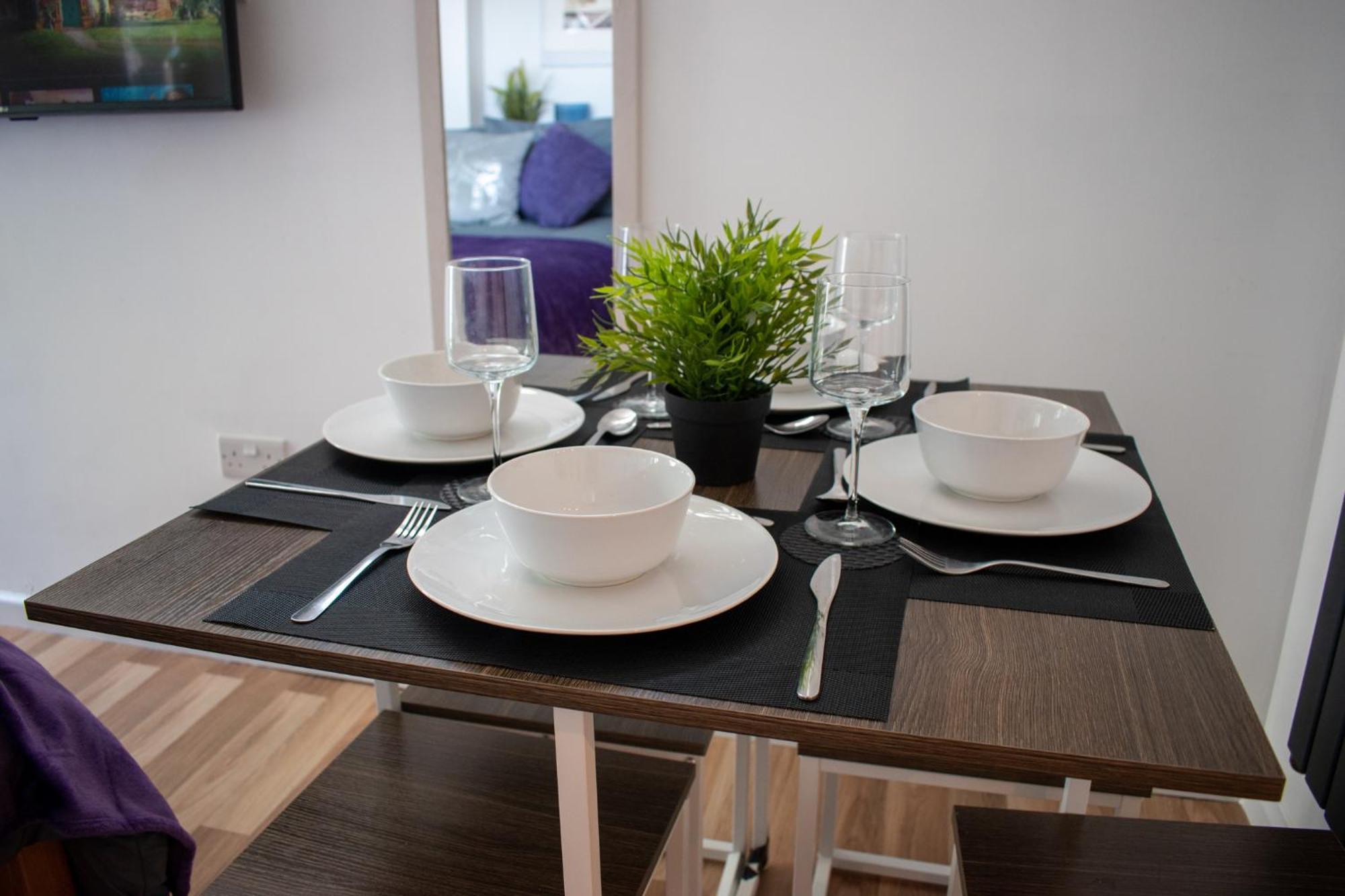 121 Studio - Central Studio Apartment, Terrace & Full Kitchen - Airport & Train Shuttle Bishop's Stortford Room photo